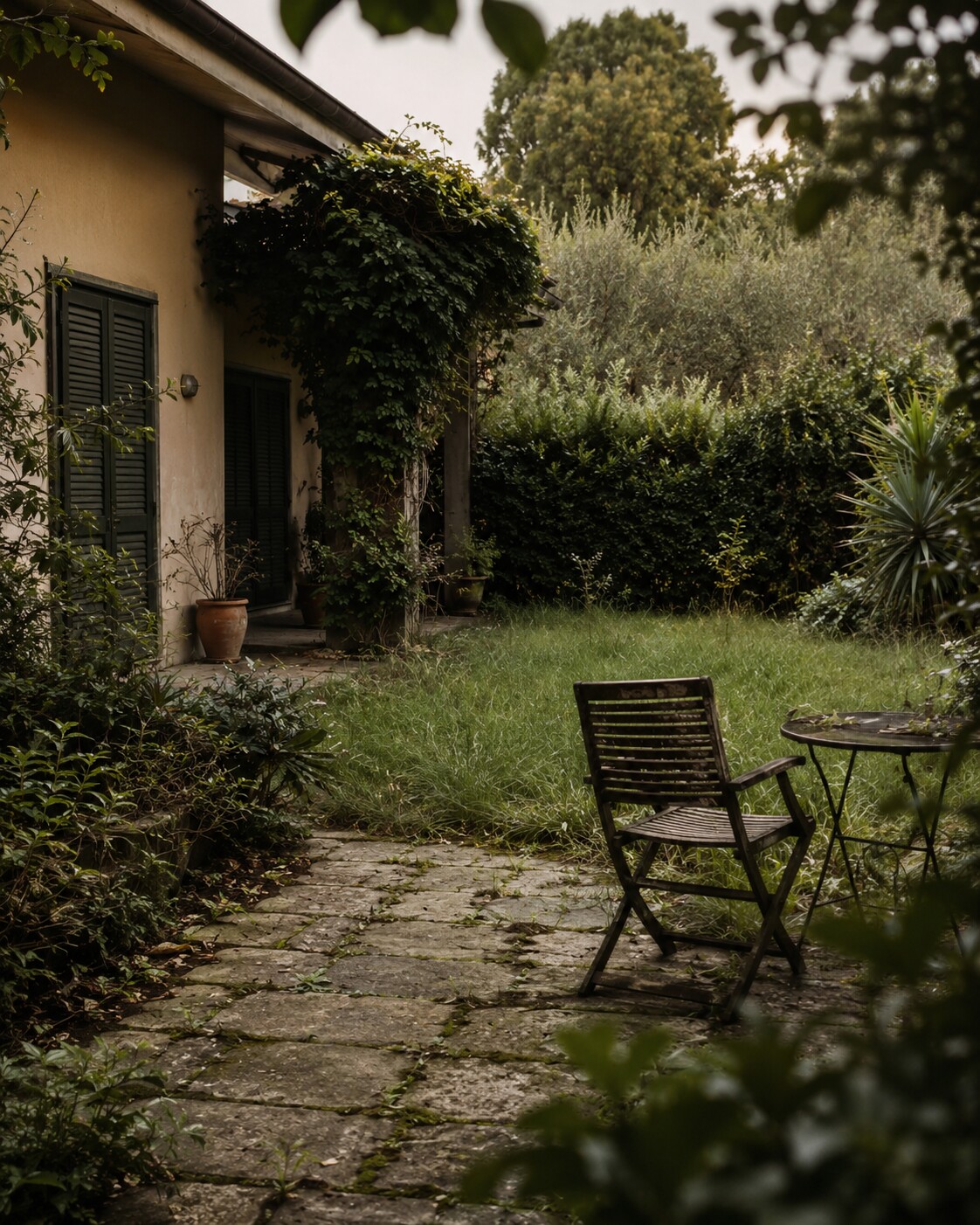 Giardino trascurato prima della riqualificazione