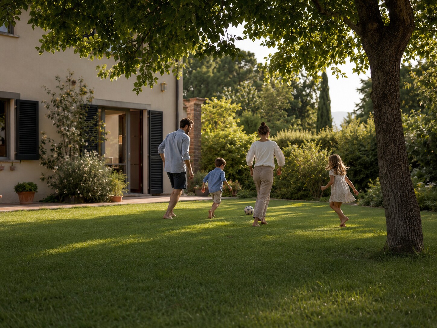 Giardino completo vissuto da una famiglia